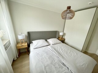 Schlafzimmer mit großem Kleiderschrank
