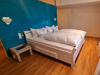 Schlafzimmer mit offenem Bad, Doppelbett