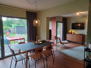Essen mit Blick in den Garten.