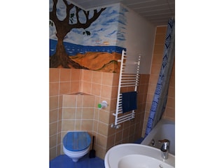 Tageslicht- Bad mit Wanne und Duscharmatur