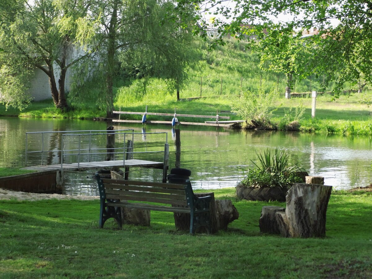 Sitzgelegenheit an der Spree