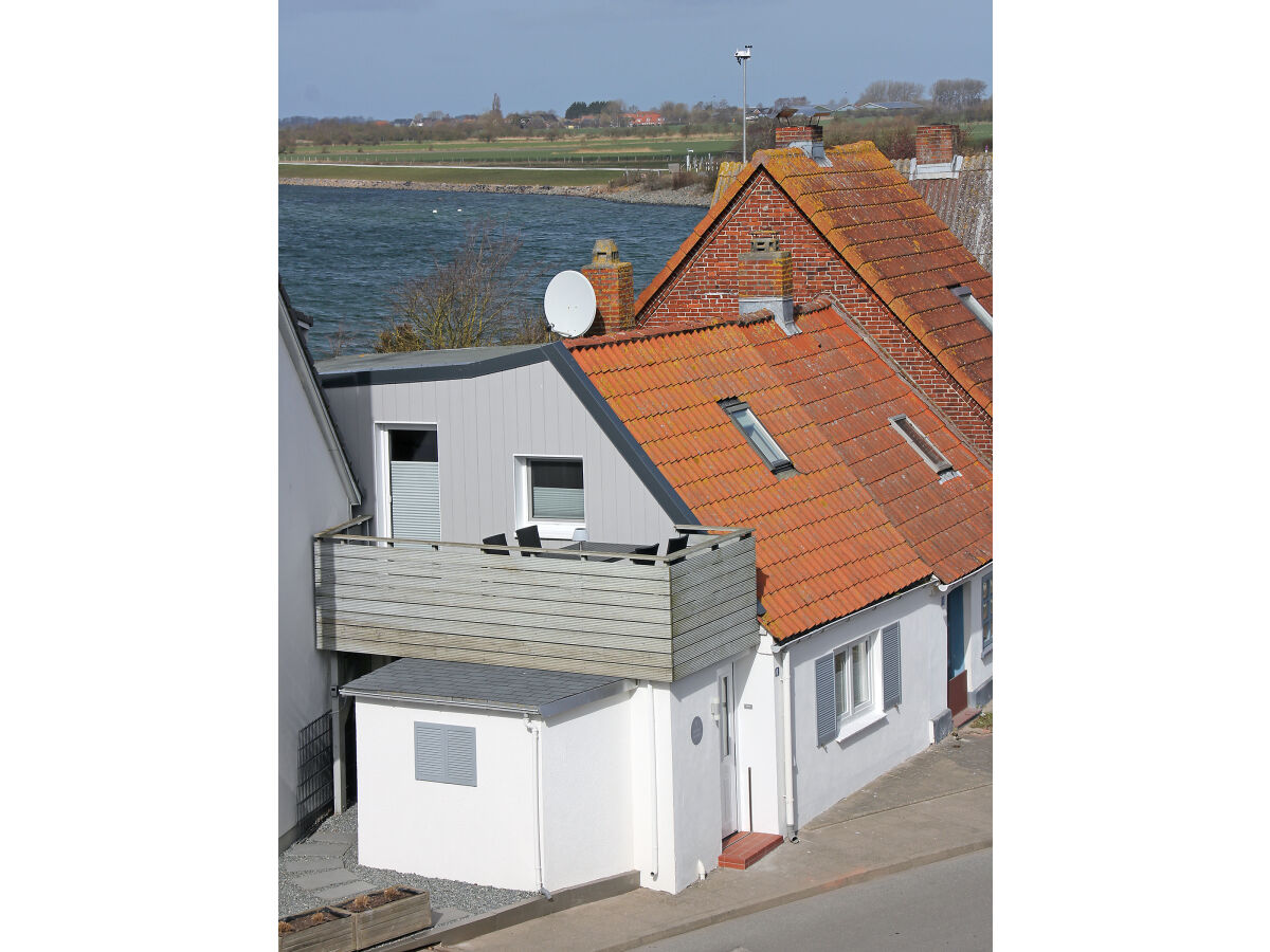 Fischerhaus, im Hintergrund die Lemkenhafener Bucht