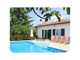 Hauptterrasse mit Blick auf den Pool