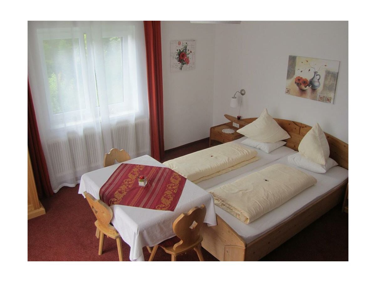 Haus Landl - Zimmer 2 mit Doppelbett