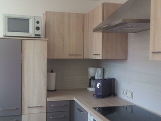 Flatzerhof - Küchenzeile mit Kaffemaschine und Küh