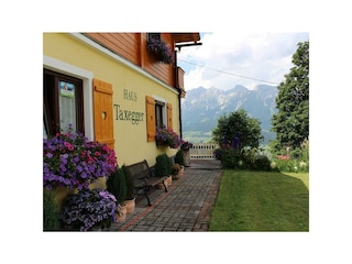 Haus Taxegger - Garten im Sommer