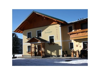 Haus Taxegger - Eingangsbereich im Winter