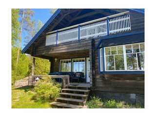 Rückseite mit Terrasse