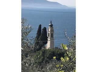 Blick aus der Limonaia auf die kirche