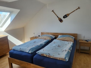 Schlafzimmer mit Doppelbett