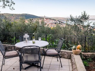 Terrasse mit Blick aufs Meer auf die Altstadt