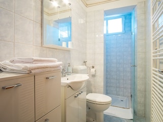 Badezimmer mit Waschmachine