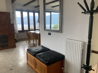 Großzügiges Wohn-/ Esszimmer mit Kachelofen