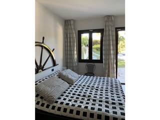 Eines von insgesamt 3 Schlafzimmern mit Doppelbett