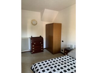 Eines von insgesamt 3 Schlafzimmern mit Doppelbett