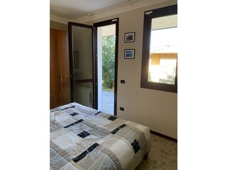 Eines von insgesamt 3 Schlafzimmern mit Doppelbett