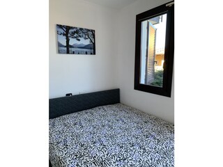 Eines von insgesamt 3 Schlafzimmern mit Doppelbett