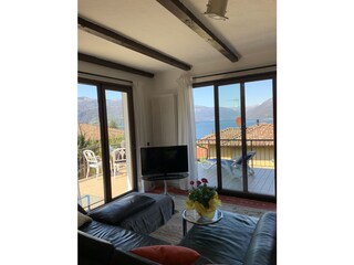 Großzügiges Wohn-/ Esszimmer mit Kachelofen