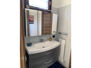 Freundliches Badezimmer mit Dusche