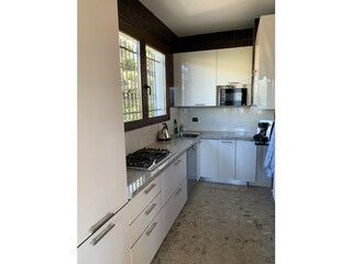 Gut ausgestattete, moderne und offene Küche