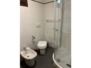 Freundliches Badezimmer mit Dusche