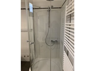 Freundliches Badezimmer mit Dusche