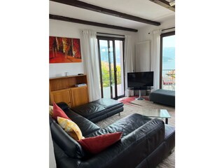 Großzügiges Wohn-/ Esszimmer mit Kachelofen