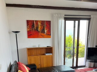 Großzügiges Wohn-/ Esszimmer mit Kachelofen