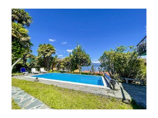 Haus mit 4 m x 8 m großem Pool (mit alter Abdeckung)