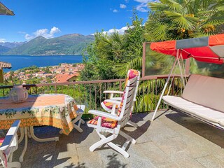 ... mit schönem Blick auf den See und die Berge