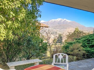 Ca. 50 m² große umlaufende teilüberdachte Terrasse