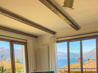 Großzügiges Wohn-/ Esszimmer mit zwei Ausgängen auf den umlaufenden Balkon