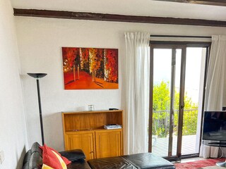 Großzügiges Wohn-/ Esszimmer mit zwei Ausgängen auf den umlaufenden Balkon