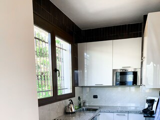 Gut ausgestattete moderne und offene Küche