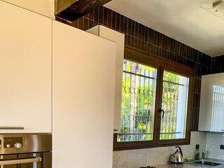 Gut ausgestattete moderne und offene Küche