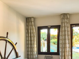 Eins von drei Schlafzimmern mit Doppelbett