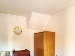 Eins von drei Schlafzimmern mit Doppelbett