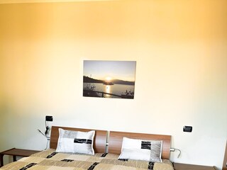 Eins von drei Schlafzimmern mit Doppelbett