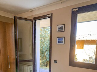 Eins von drei Schlafzimmern mit Doppelbett