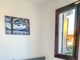 Eins von drei Schlafzimmern mit Doppelbett