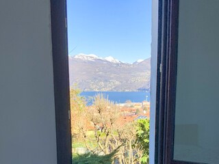 Eins von drei Schlafzimmern mit Doppelbett