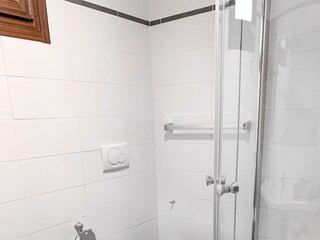 Badezimmer mit Dusche, Bidet, WC, Waschtisch und Fenster