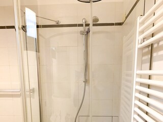 Badezimmer mit Dusche, Bidet, WC, Waschtisch und Fenster