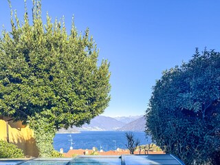 Pool mit wunderschönem Blick auf den See und die umliegende Berglandschaft