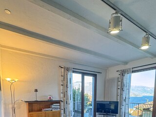 Großzügiges Wohn-/ Esszimmer mit zwei Ausgängen auf den umlaufenden Balkon
