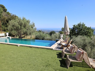 Schöner Pool und Meerblick