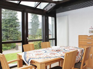 Blick in den ganzjährig nutzbaren Wintergarten