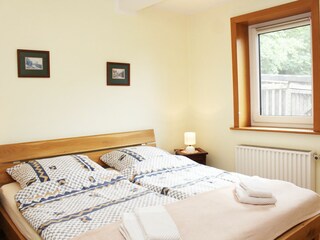 Schlafzimmer mit Doppelbett