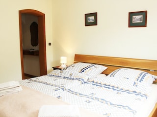 Schlafzimmer mit angrenzender Ankleide