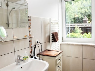 modernes Bad mit Außenfenster